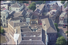 858839 Overzicht van het Stadhuis (Stadhuisbrug) te Utrecht, vanaf de Domtoren, met een geveldoek vervaardigd door ...